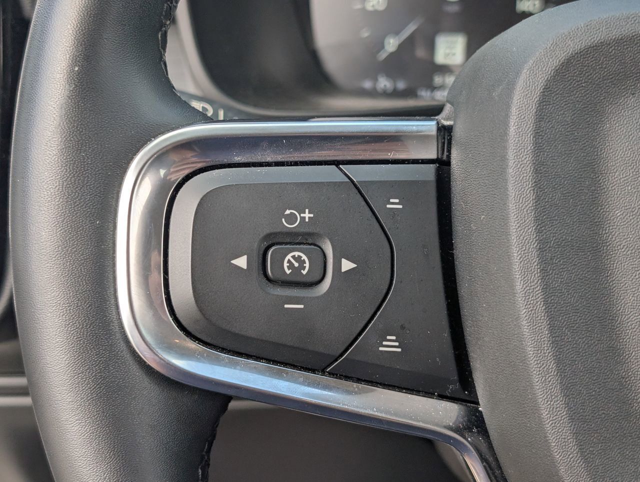 Used 2022 Volvo XC40 T4 Momentum image 23