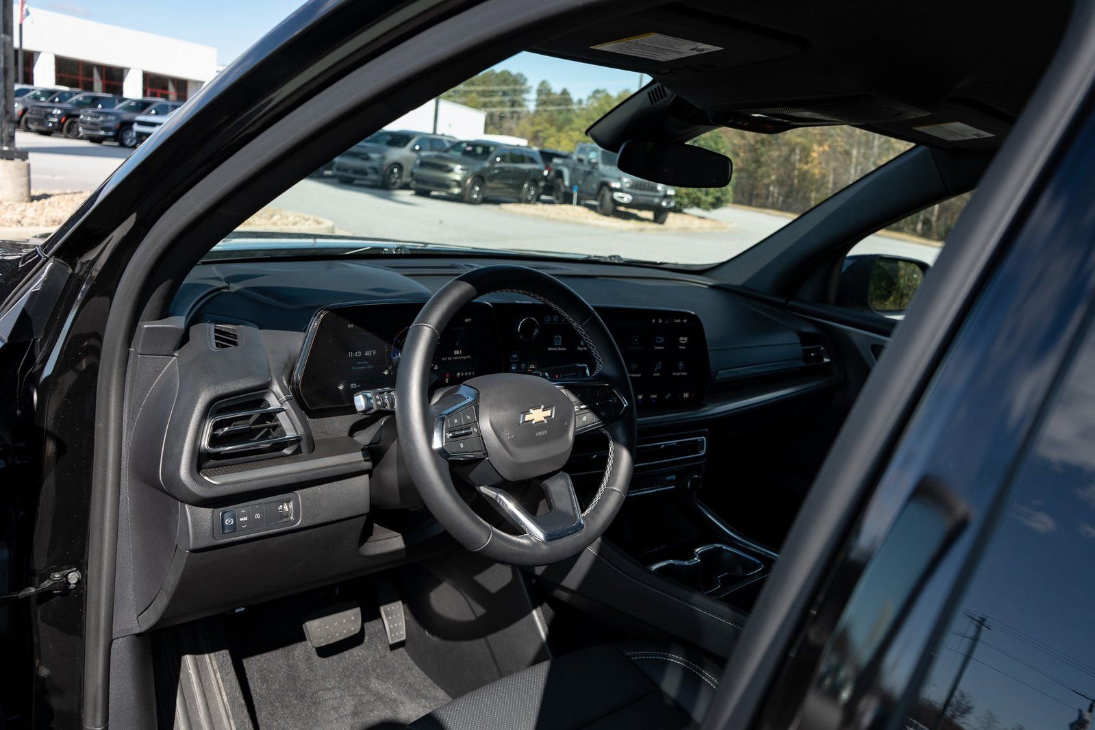 Used 2025 Chevrolet Traverse LT image 13