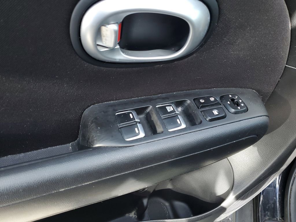 Used 2018 Kia Soul FWD image 19
