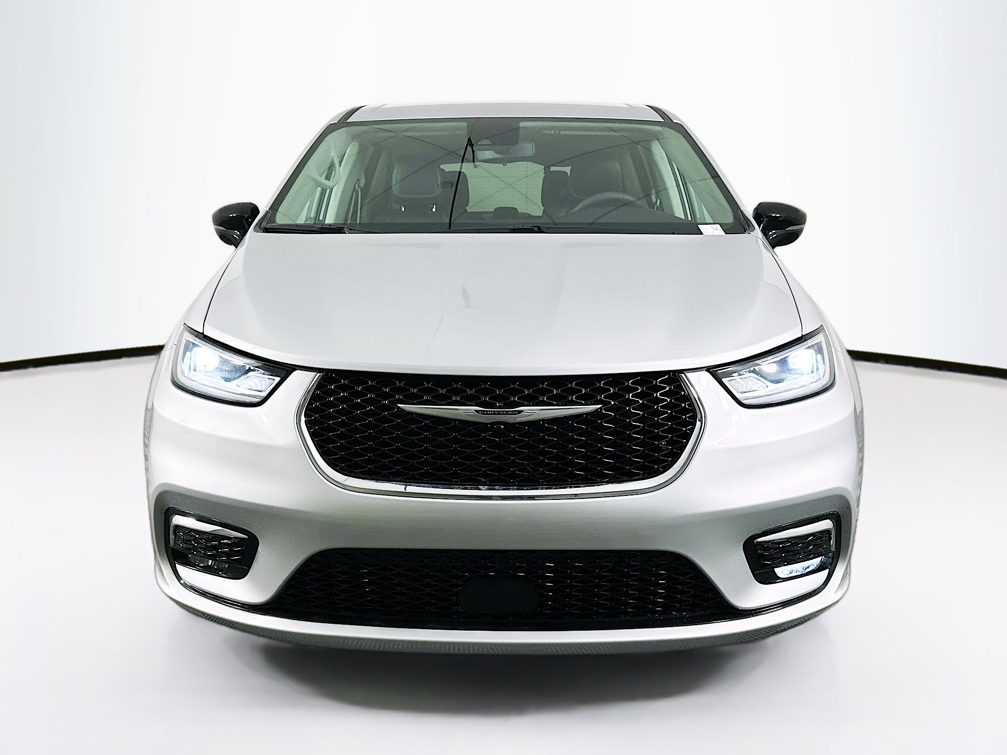 Used 2024 Chrysler Pacifica Touring-L image 2