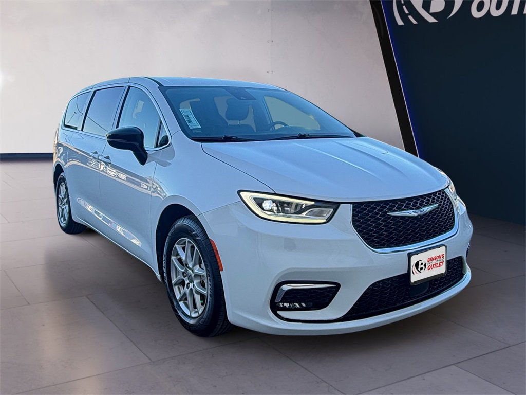 Used 2024 Chrysler Pacifica Touring-L image 7