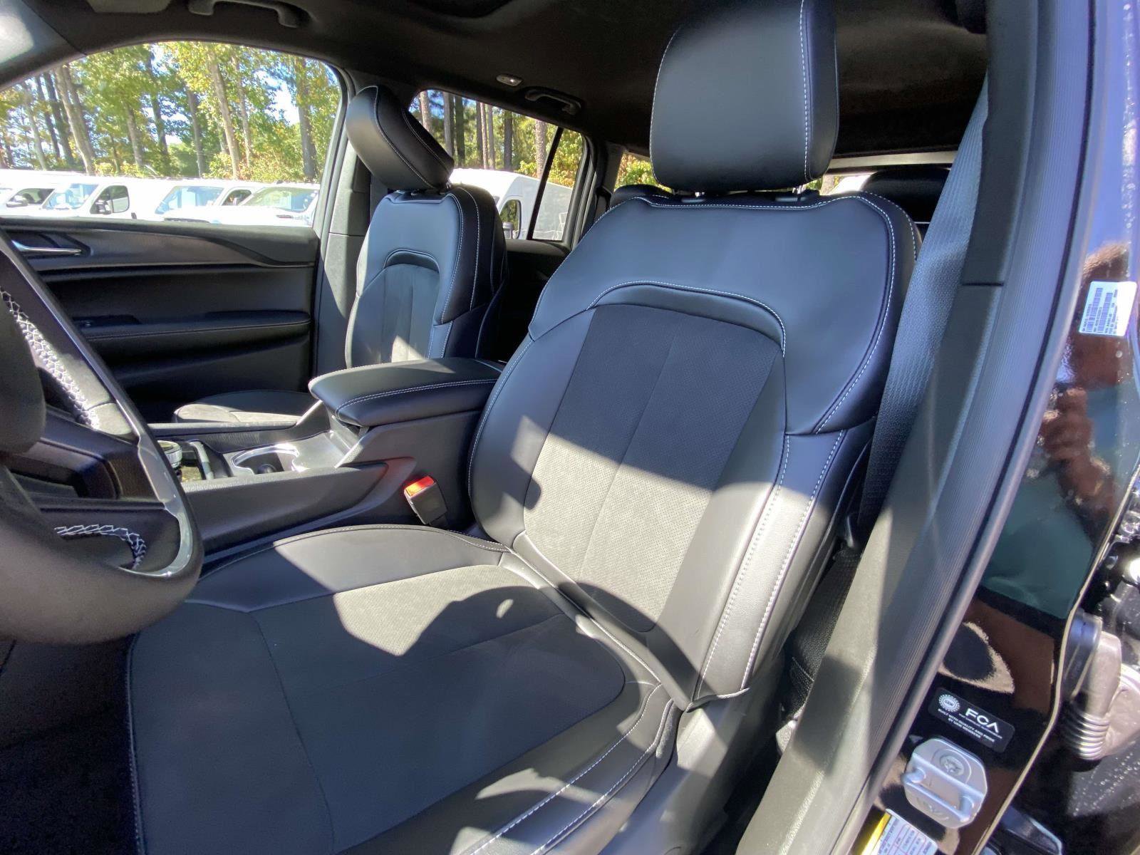 New 2025 Jeep Grand Cherokee Altitude image 10