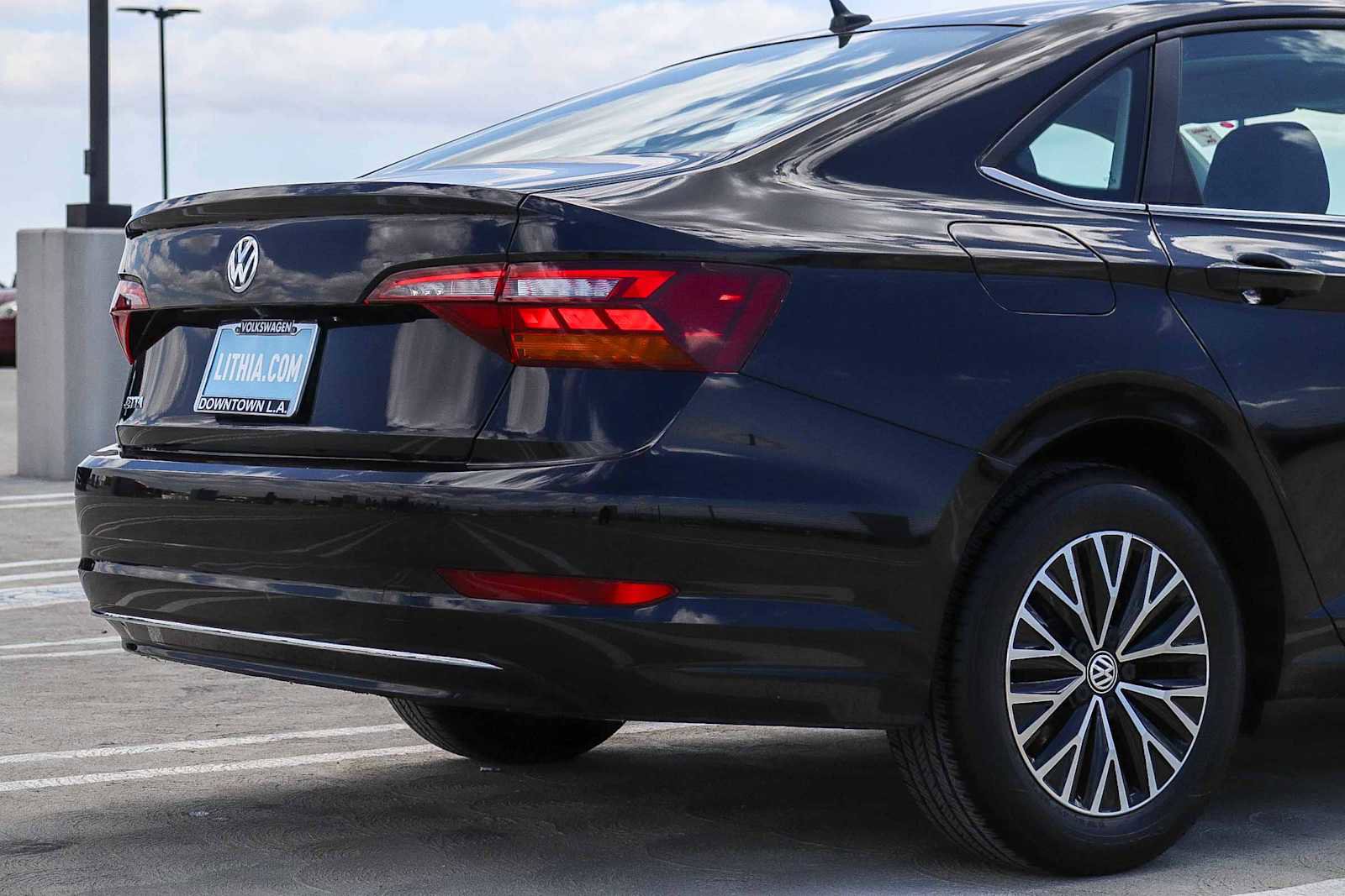 Used 2019 Volkswagen Jetta SE w/ Cold Weather Package FWD image 9