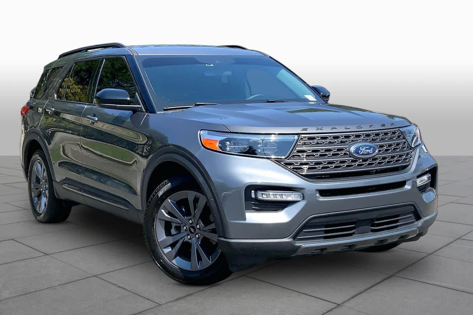 Used 2023 Ford Explorer XLT w/ Equipment Group 202A RWD image 3