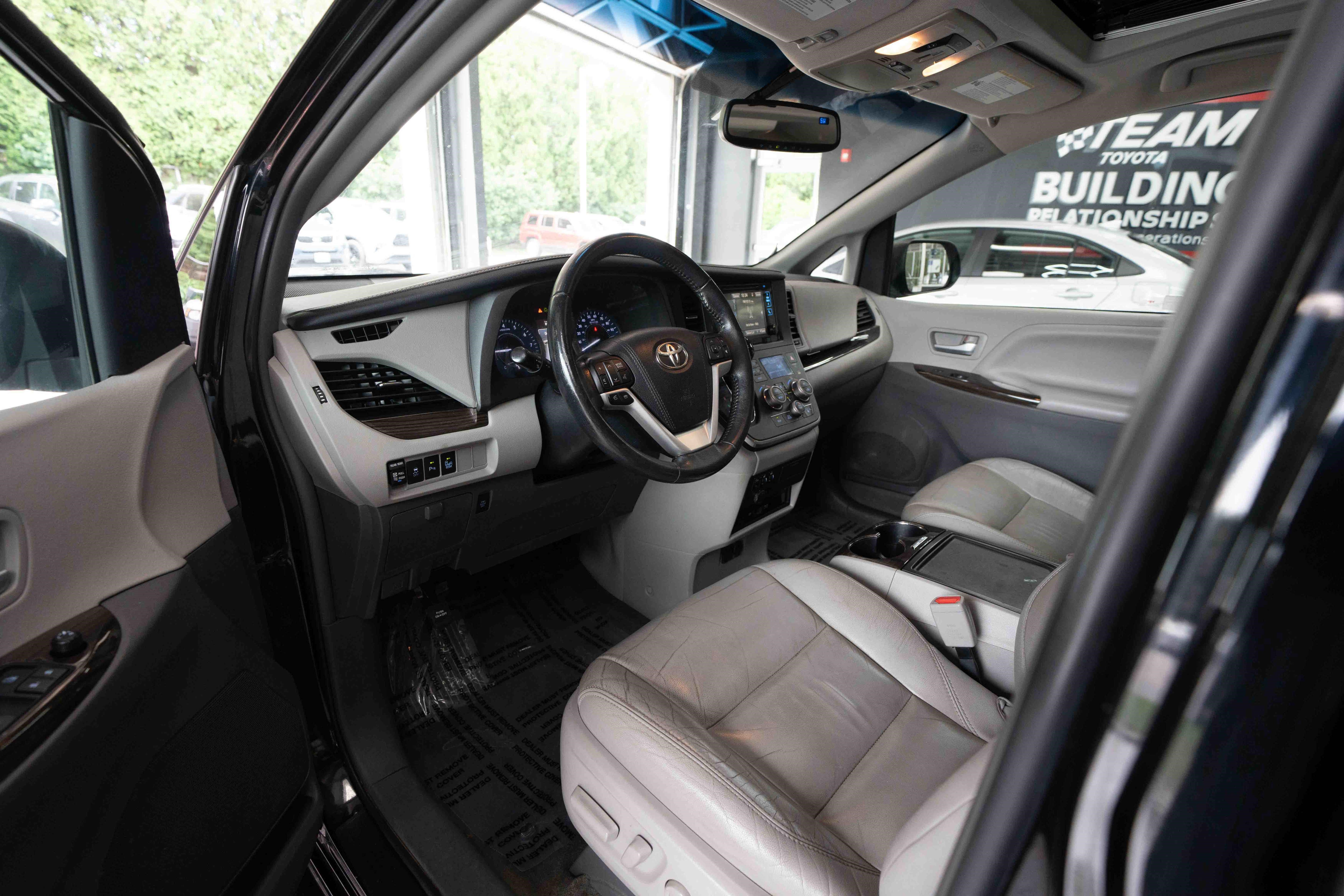 Used 2017 Toyota Sienna XLE Premium FWD image 8