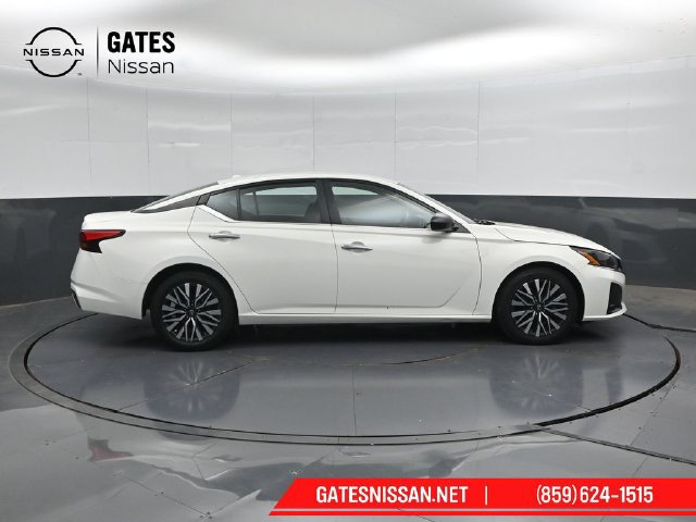 Used 2025 Nissan Altima 2.5 SV FWD image 3