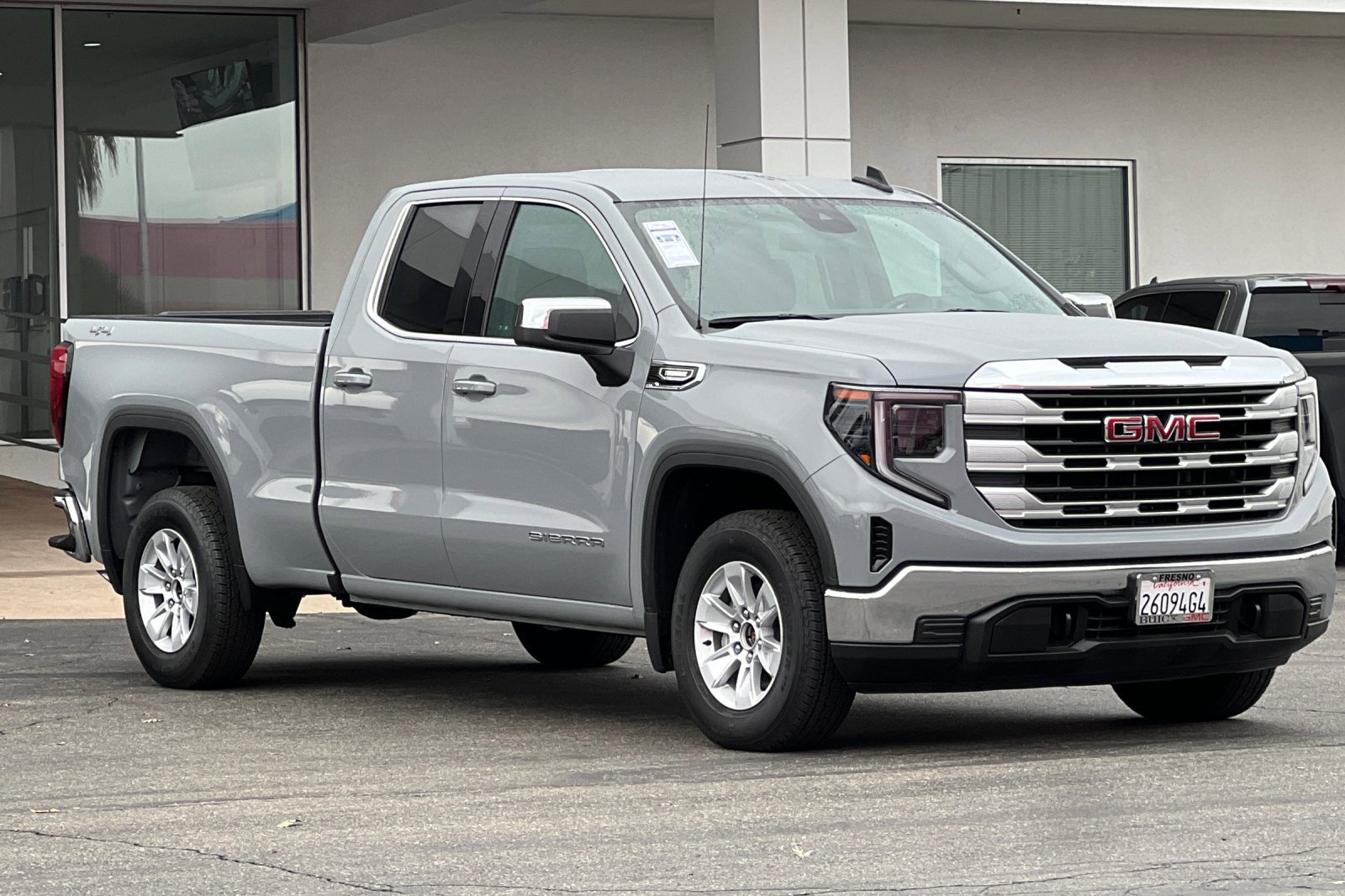 Used 2025 GMC Sierra 1500 SLE image 2