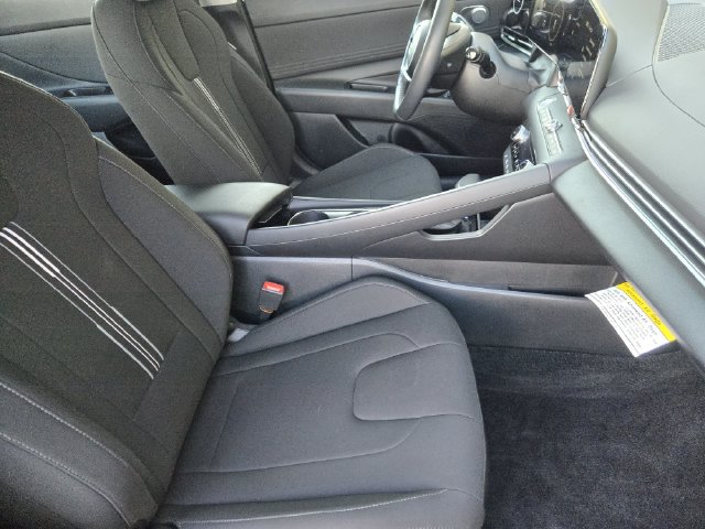Certified 2025 Hyundai Elantra SEL FWD image 8