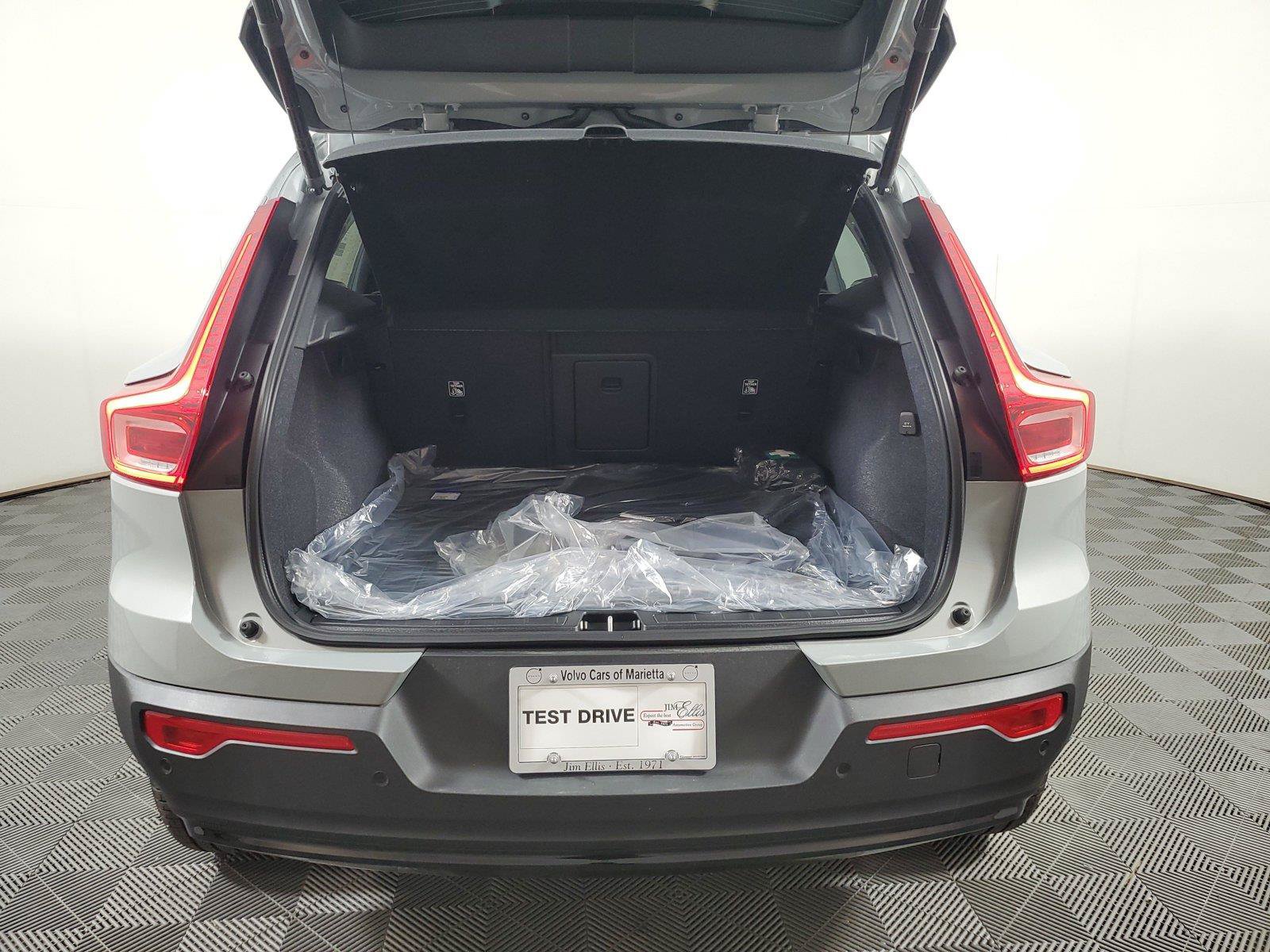 New 2026 Volvo XC40 B5 Plus w/ Protection Package Premier AWD/4WD image 9