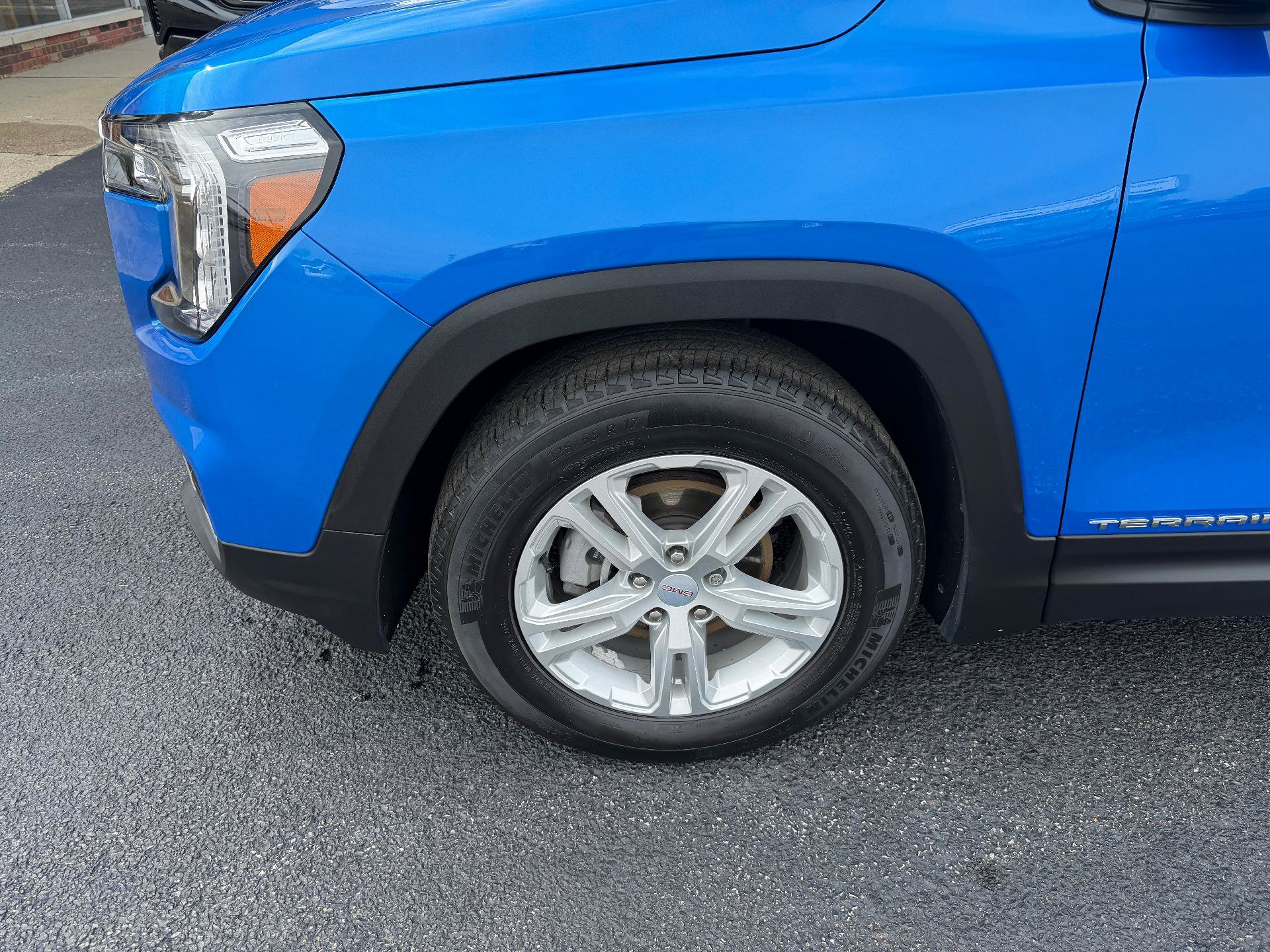 Used 2024 GMC Terrain SLE w/ Driver Convenience Package FWD image 7