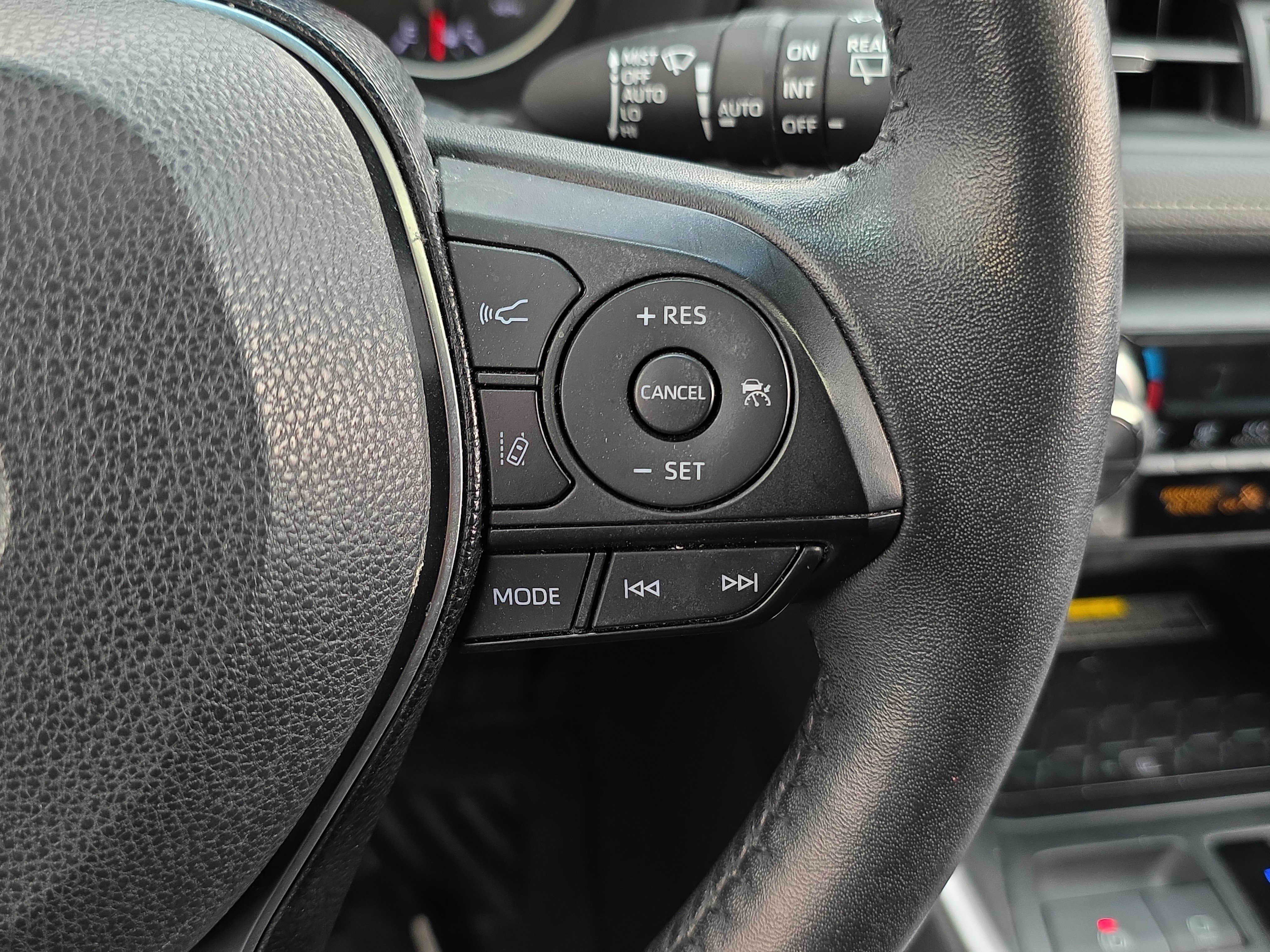 Used 2020 Toyota RAV4 XLE Premium image 17