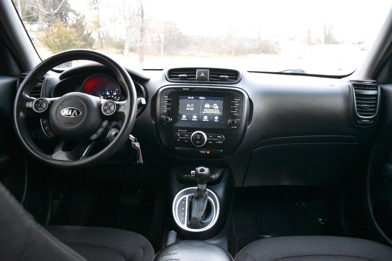 Used 2018 Kia Soul + FWD image 17