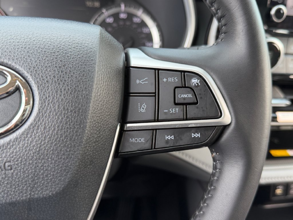 Used 2024 Toyota Highlander XLE AWD/4WD image 19