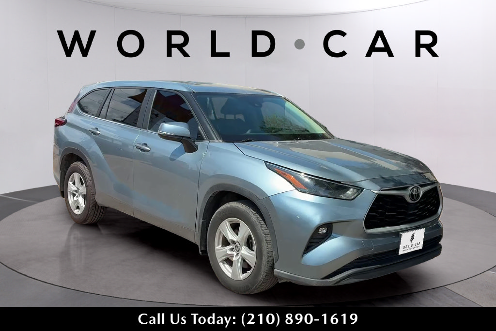 Used 2023 Toyota Highlander LE FWD image 1