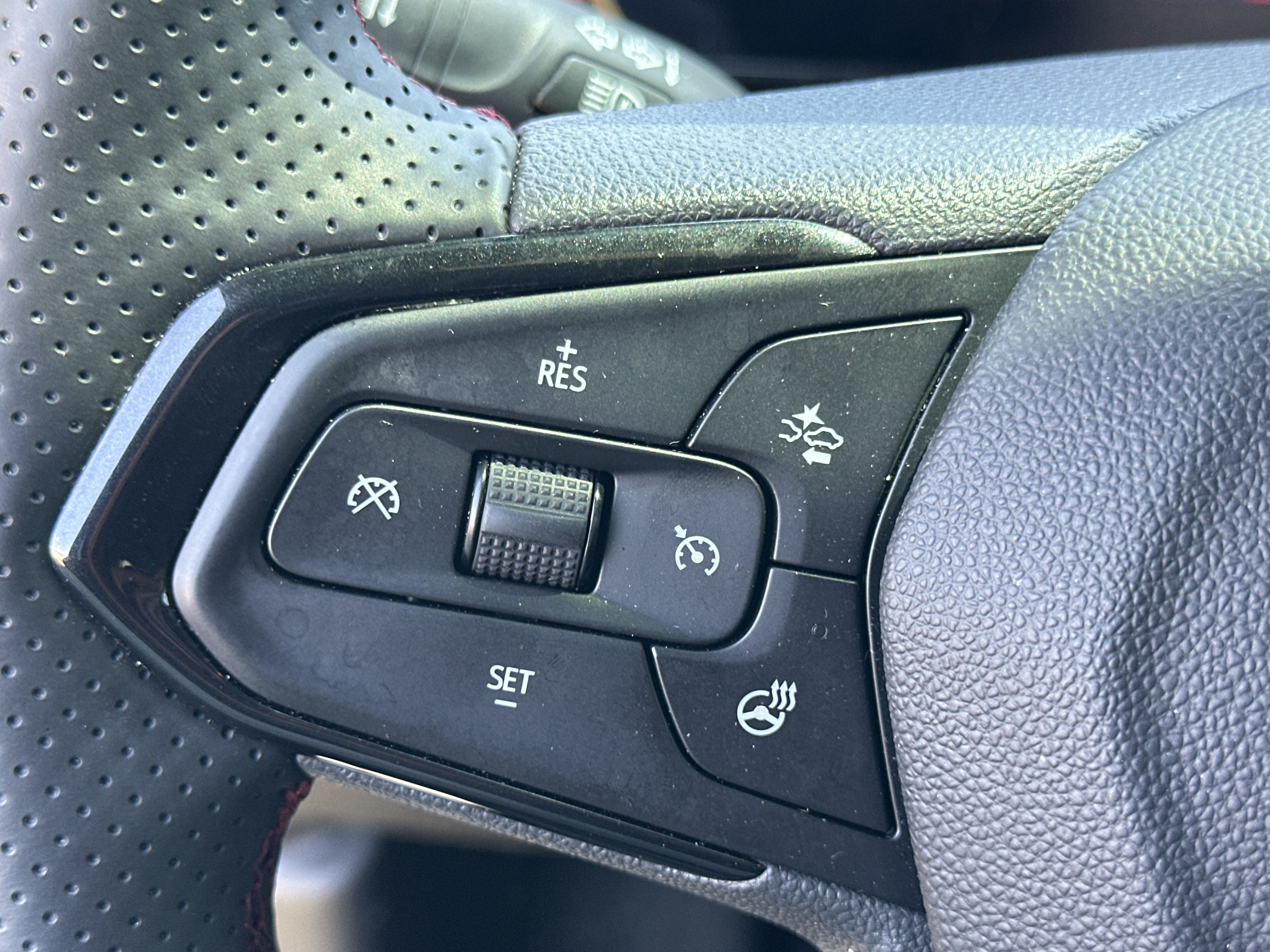 Used 2025 Chevrolet Trax RS FWD image 24