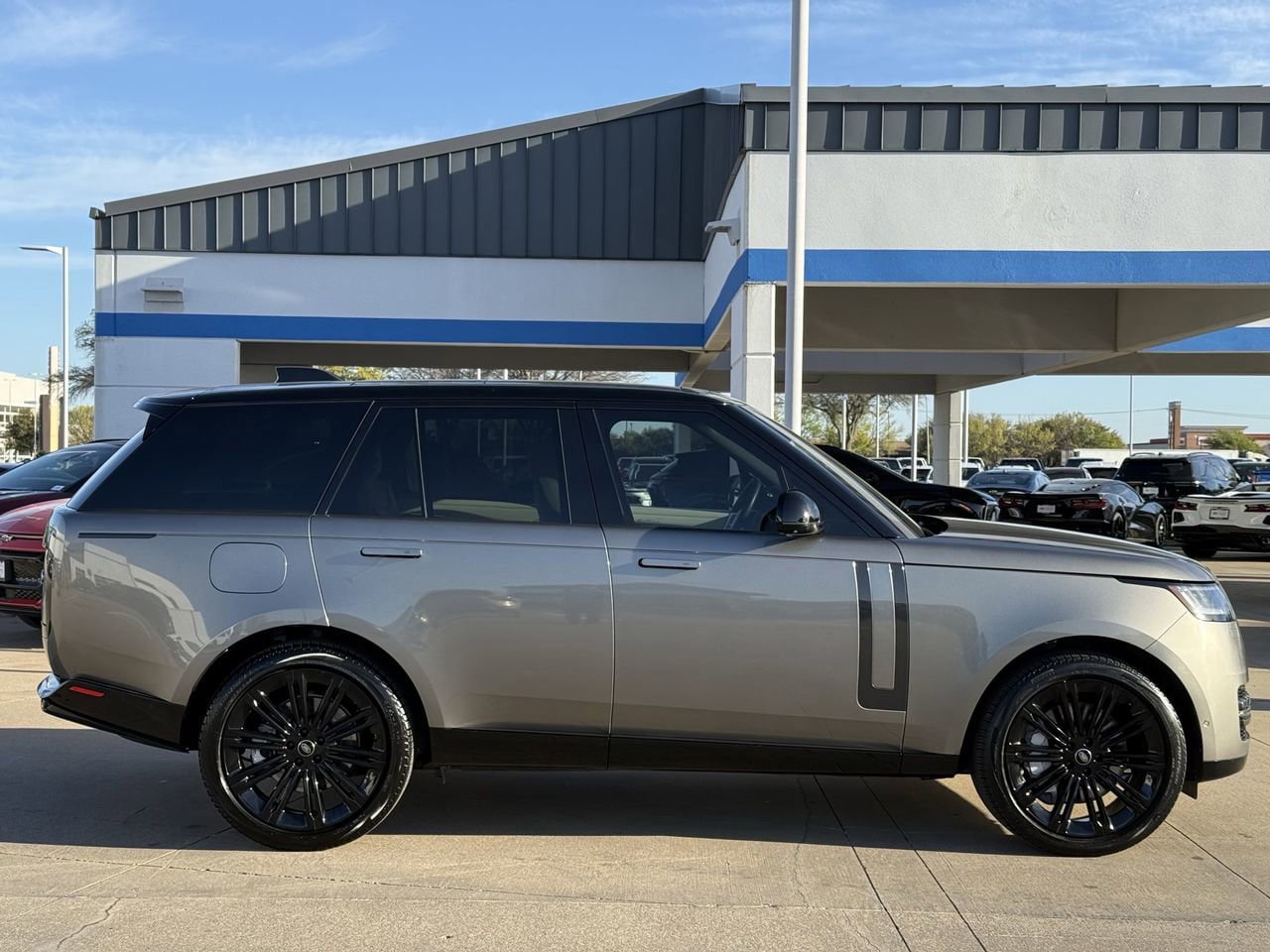 Used 2023 Land Rover Range Rover SE AWD/4WD image 3