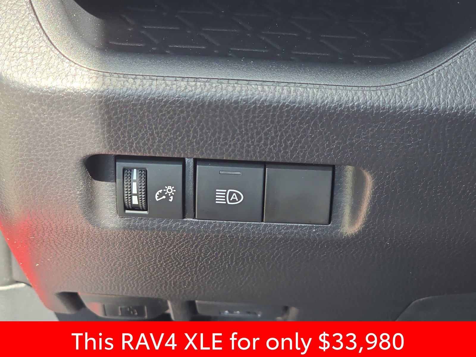 Used 2025 Toyota RAV4 XLE FWD image 31