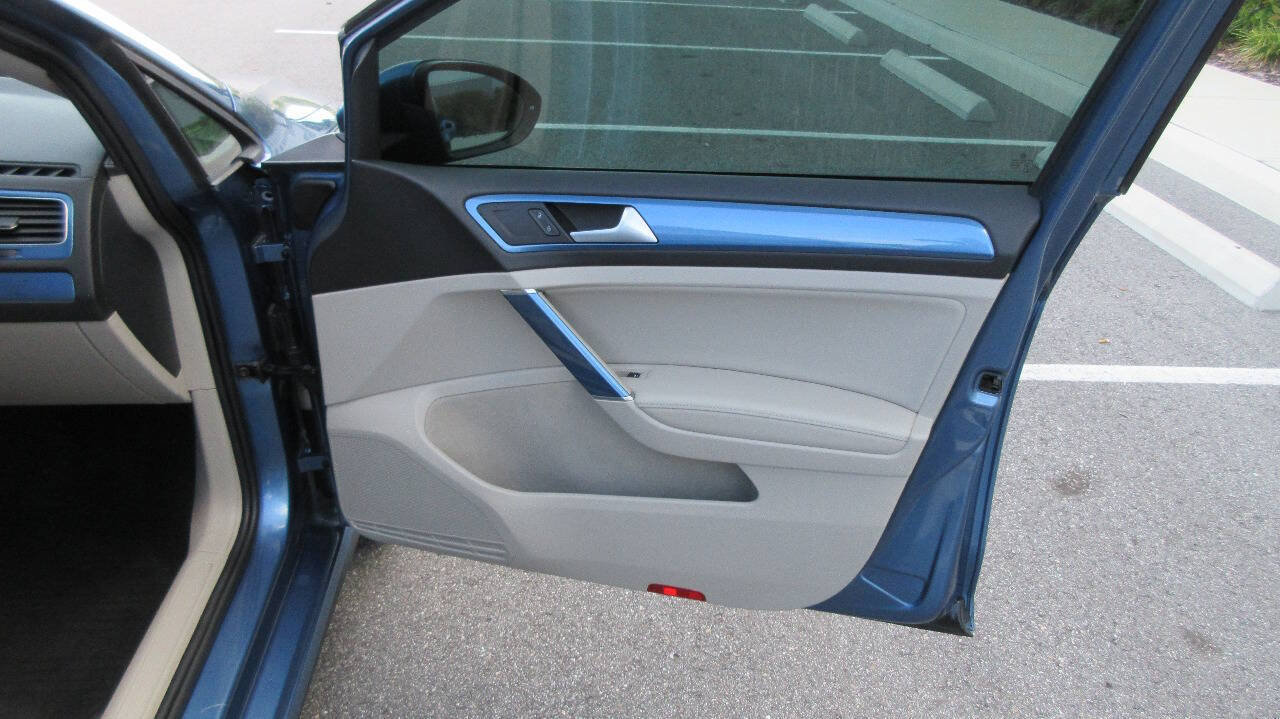 Used 2015 Volkswagen e-Golf SEL Premium FWD image 26