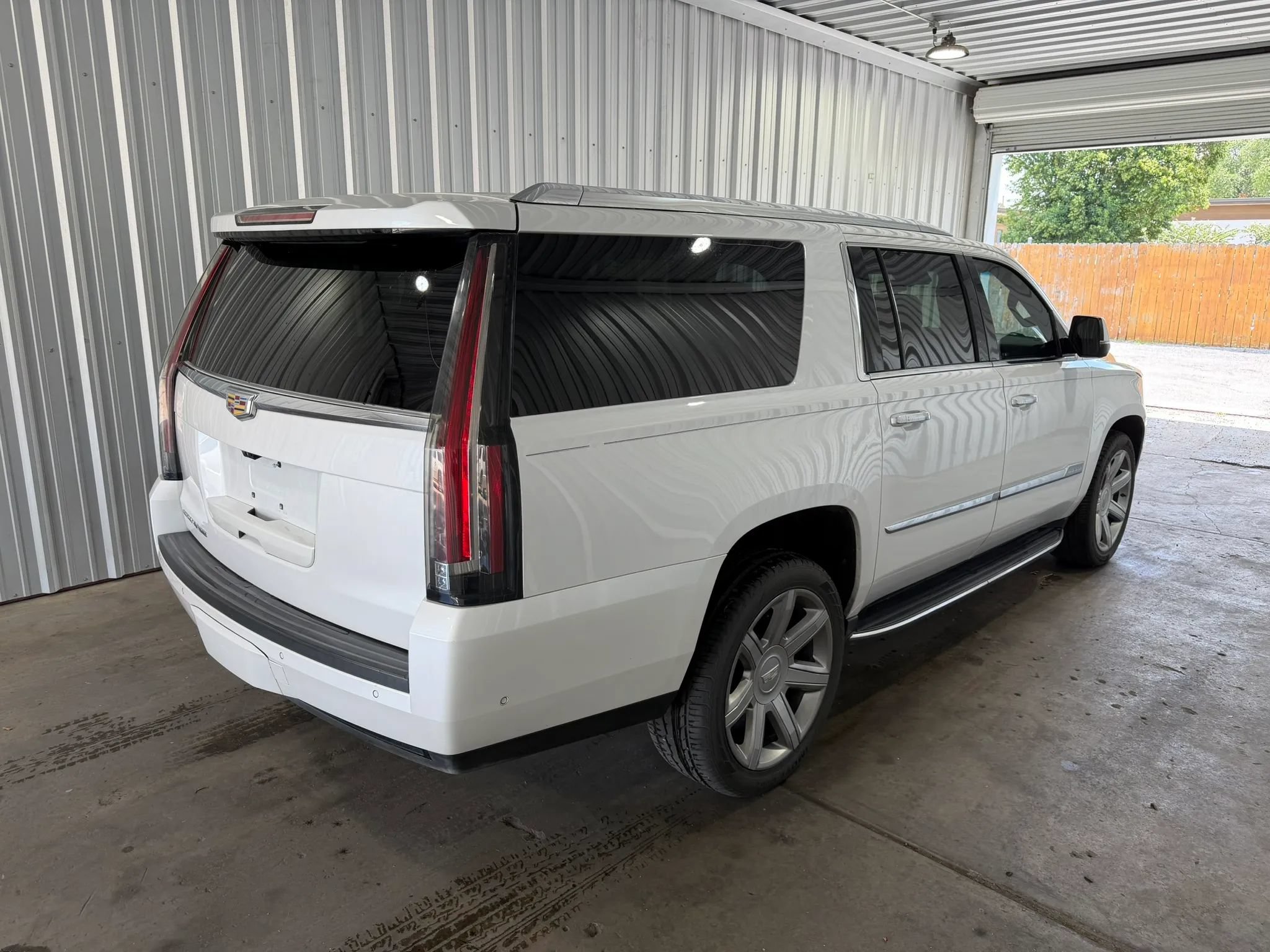 Used 2018 Cadillac Escalade ESV Luxury RWD image 5