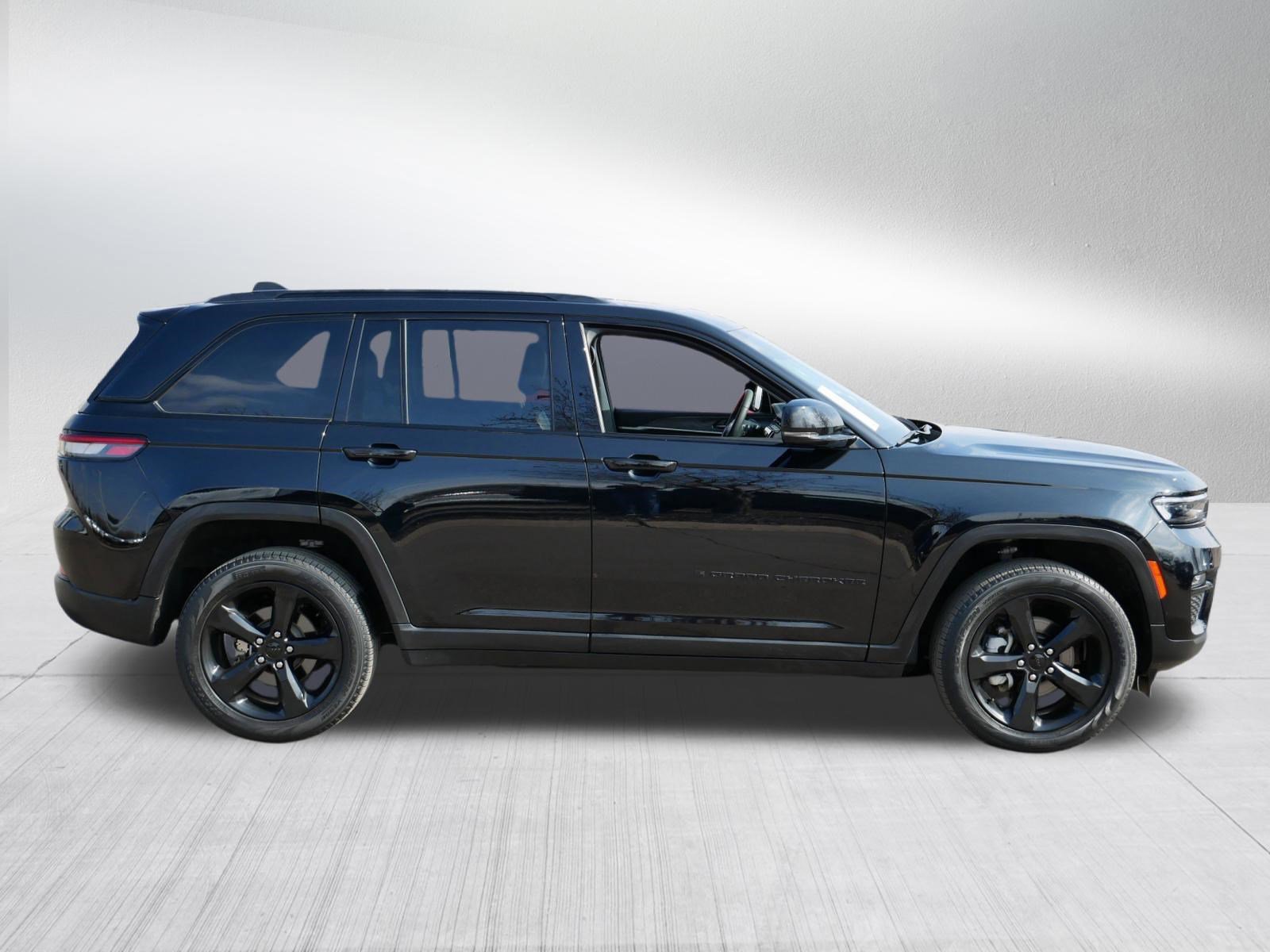 Used 2023 Jeep Grand Cherokee Limited w/ Black Appearance Package image 8