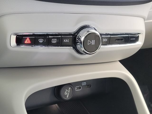 New 2026 Volvo XC40 B5 Plus w/ Protection Package Premier AWD/4WD image 19