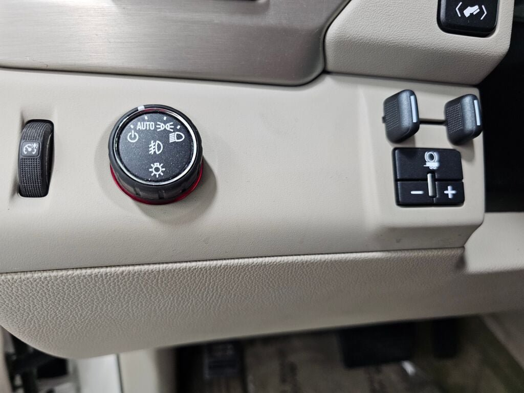 Used 2015 GMC Yukon XL Denali w/ Touring Package RWD image 32