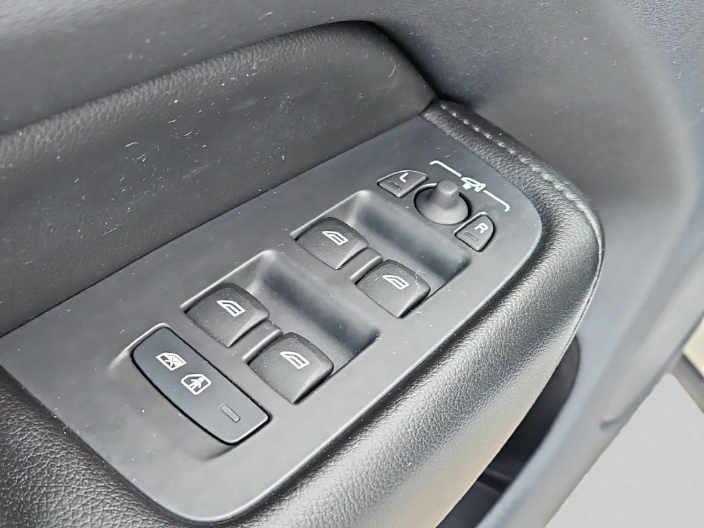 Used 2019 Volvo XC60 T5 Momentum w/ Premium Package AWD/4WD image 27