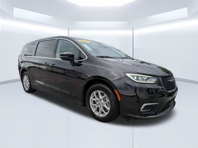 Used 2023 Chrysler Pacifica Touring-L FWD image 1