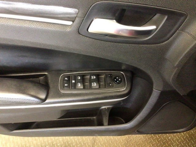 Used 2021 Chrysler 300 Touring RWD image 8