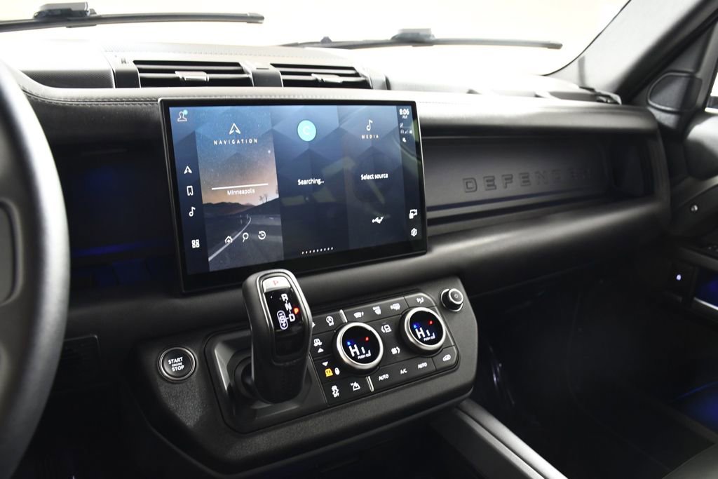 Used 2025 Land Rover Defender 130 X-Dynamic SE image 32