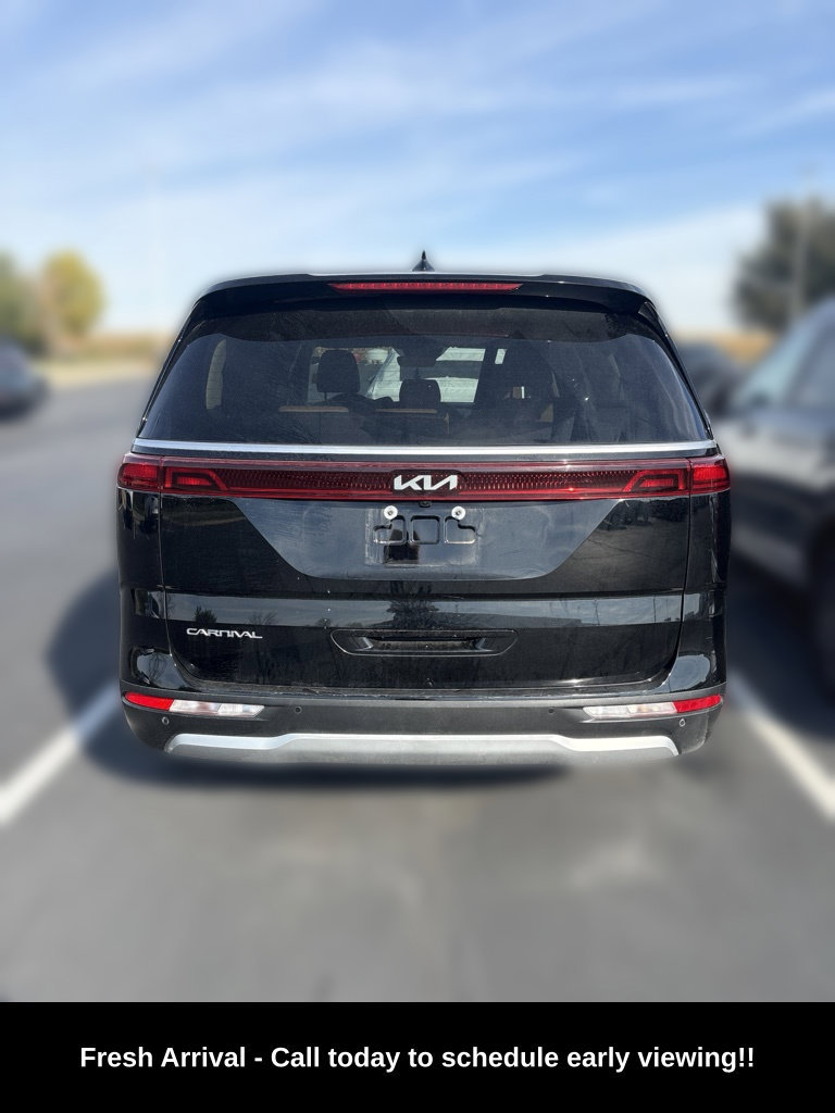 Used 2024 Kia Carnival EX FWD image 5