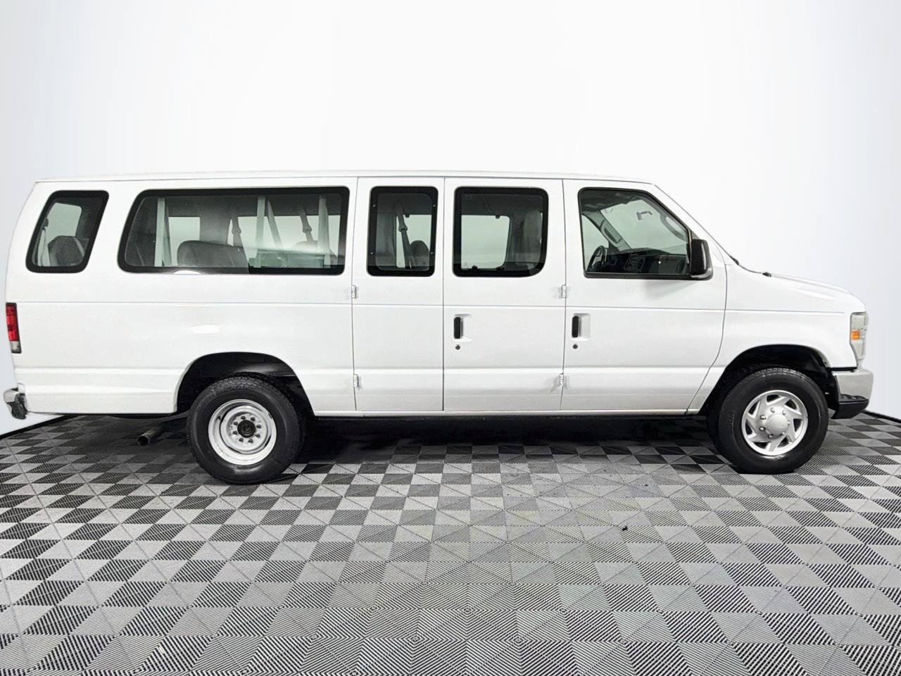 Used 2014 Ford E-350 and Econoline 350 XLT RWD image 25
