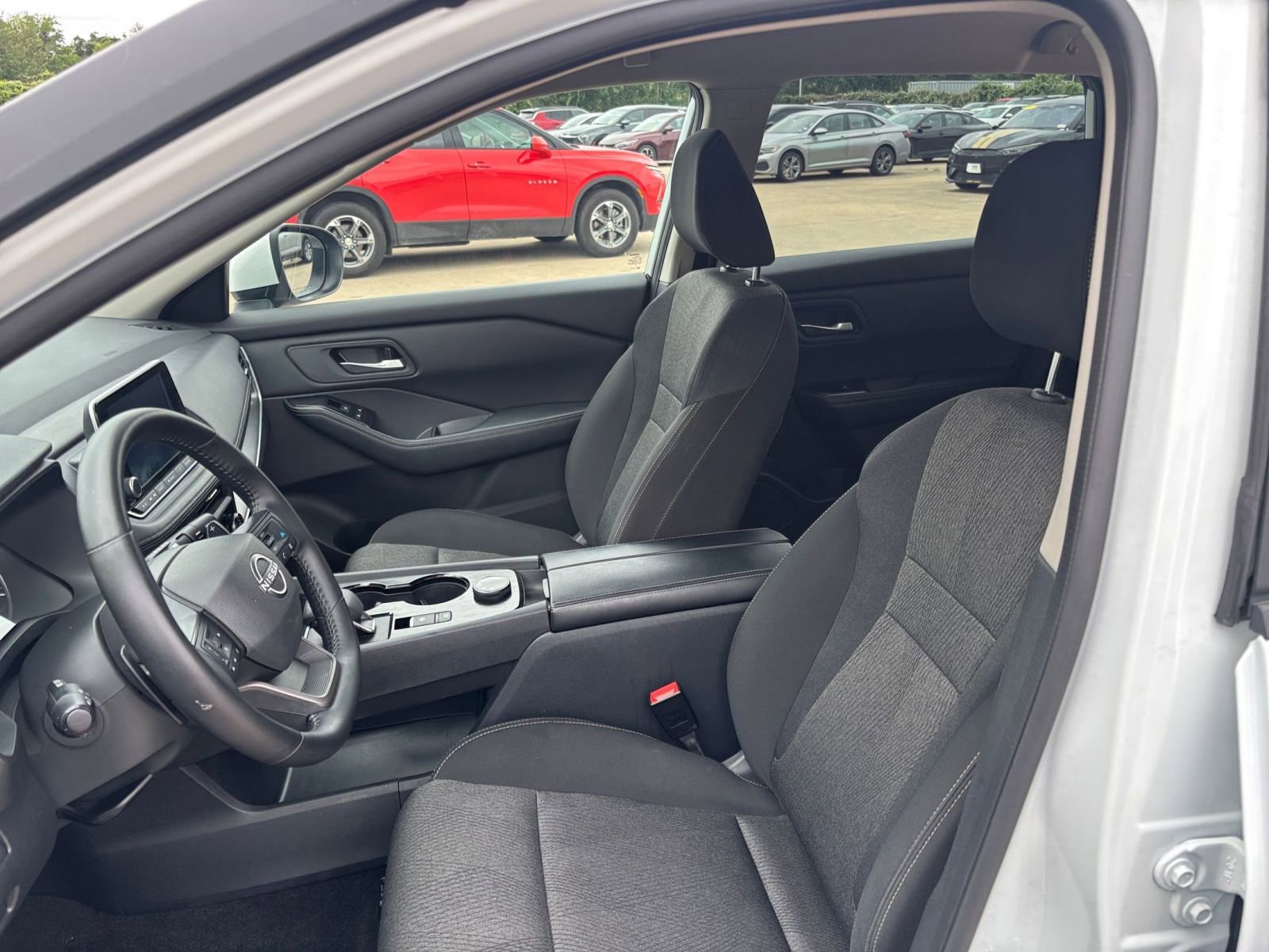 Used 2025 Nissan Rogue SV AWD/4WD image 27