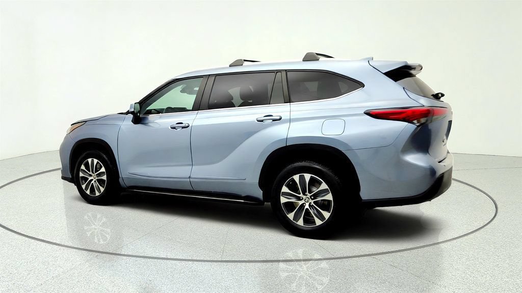 Used 2023 Toyota Highlander XLE AWD/4WD image 7