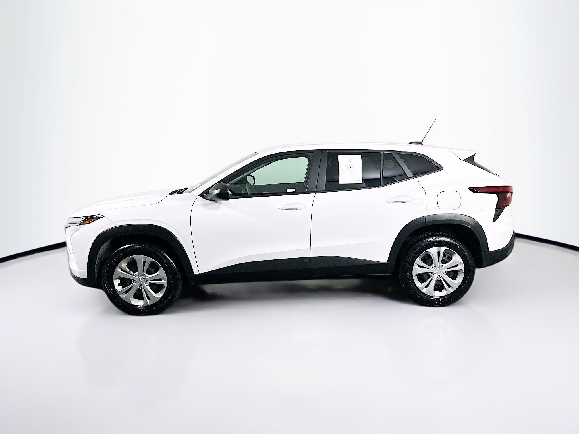Used 2025 Chevrolet Trax LS FWD image 4
