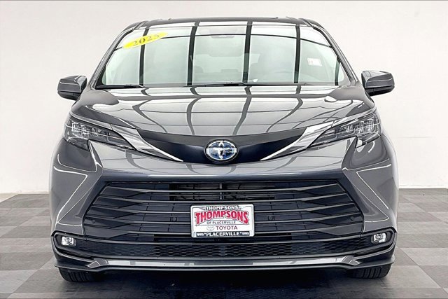 Used 2025 Toyota Sienna XLE image 2