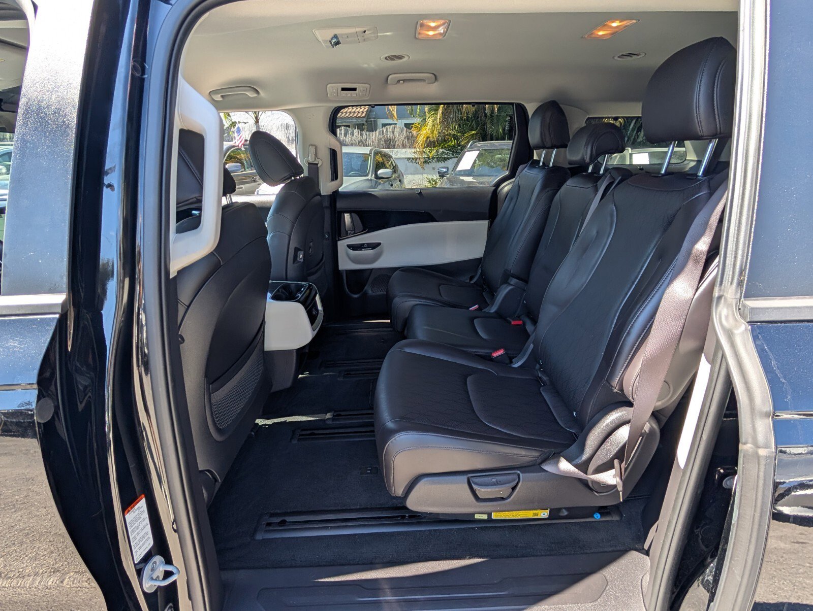 Used 2024 Kia Carnival EX image 12