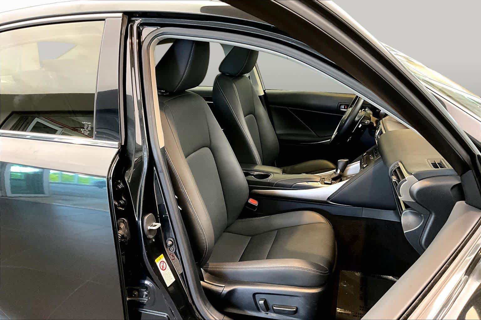 Used 2019 Lexus IS 300 w/ Navigation Package RWD image 9