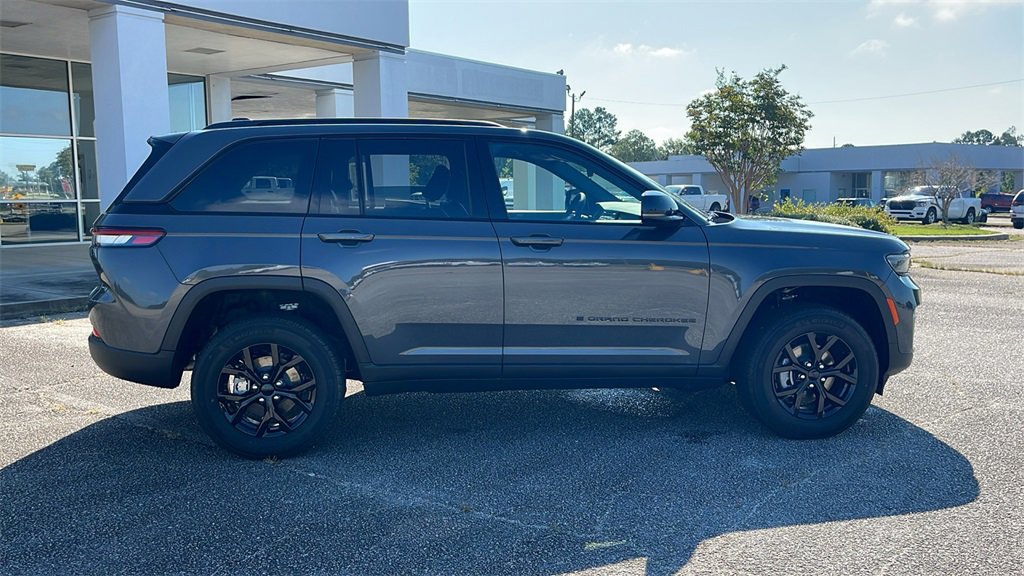 New 2025 Jeep Grand Cherokee Altitude image 9