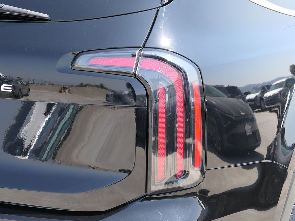 Used 2024 Kia Telluride EX w/ EX Captain's Chair Package FWD image 4