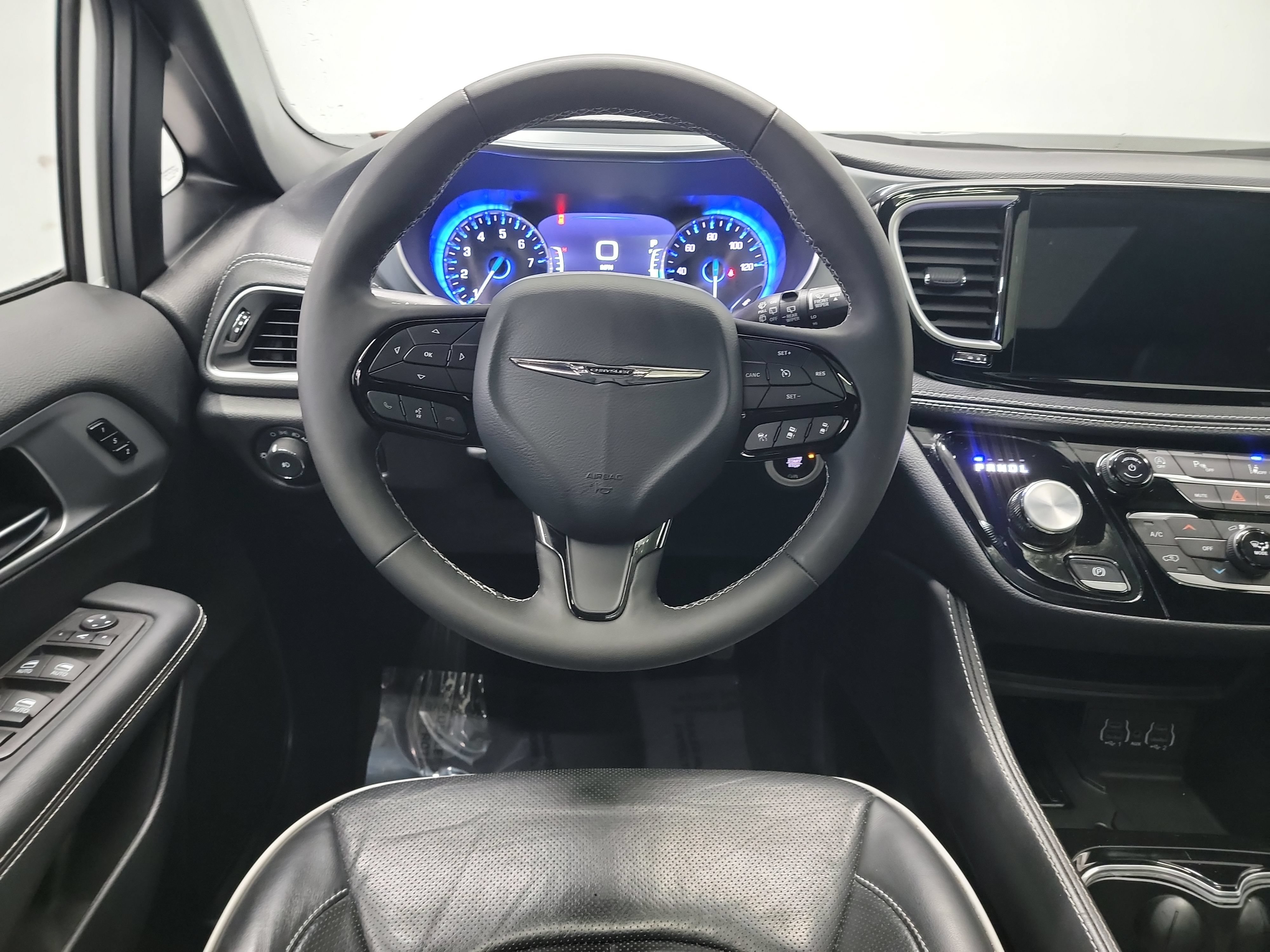 Used 2025 Chrysler Pacifica Limited FWD image 16