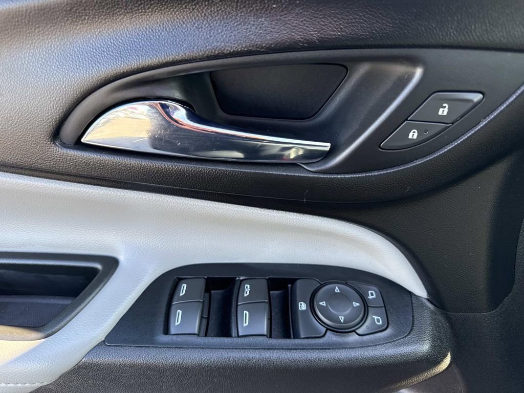 Used 2018 Chevrolet Equinox Premier image 21