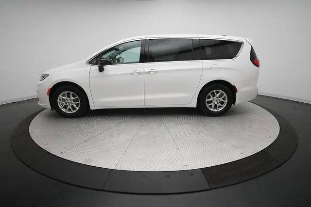 Certified 2024 Chrysler Pacifica Touring-L image 23