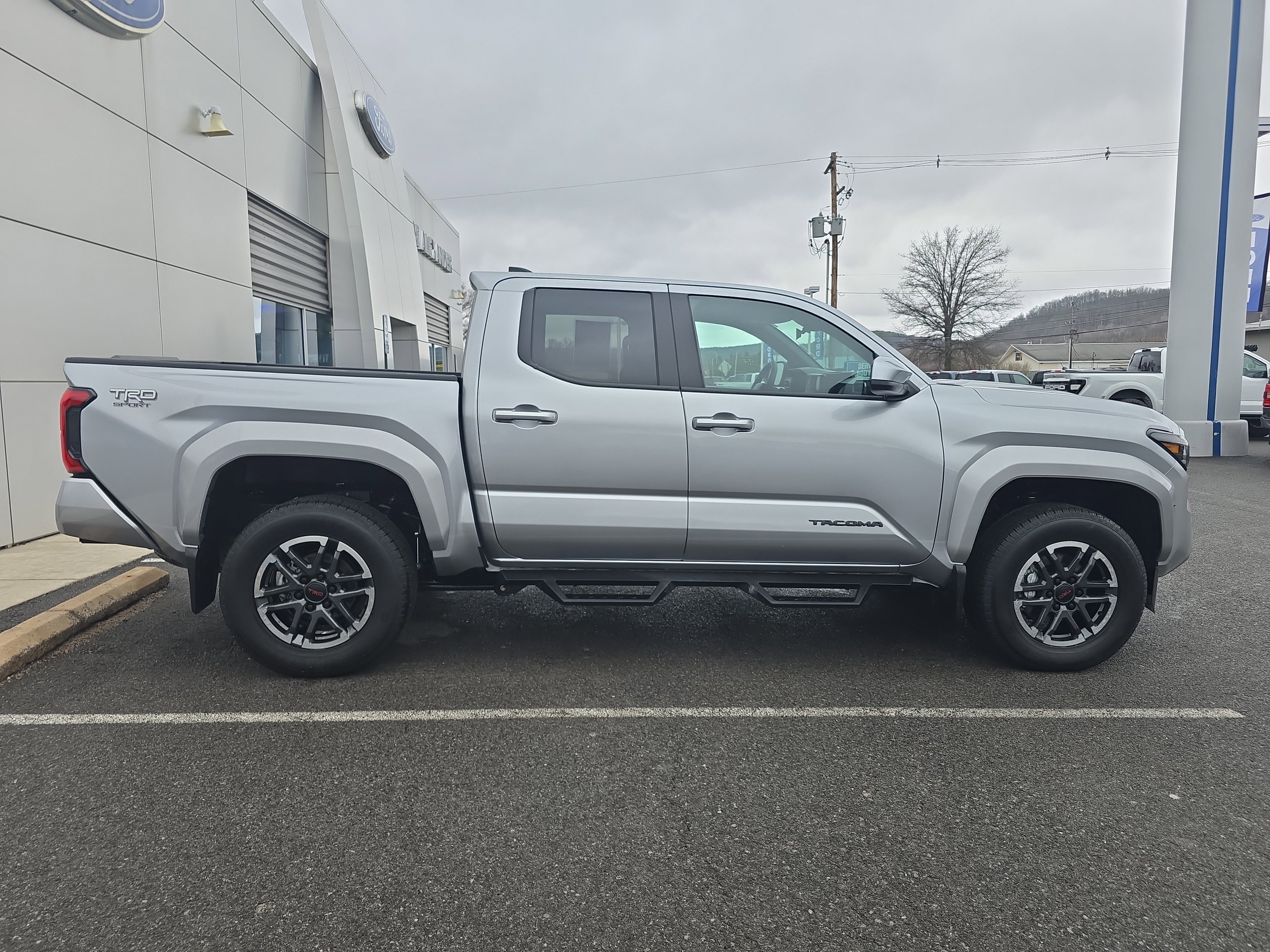 Used 2025 Toyota Tacoma TRD Sport image 2