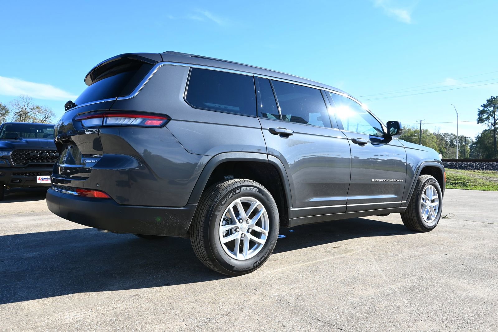New 2025 Jeep Grand Cherokee L Laredo image 4