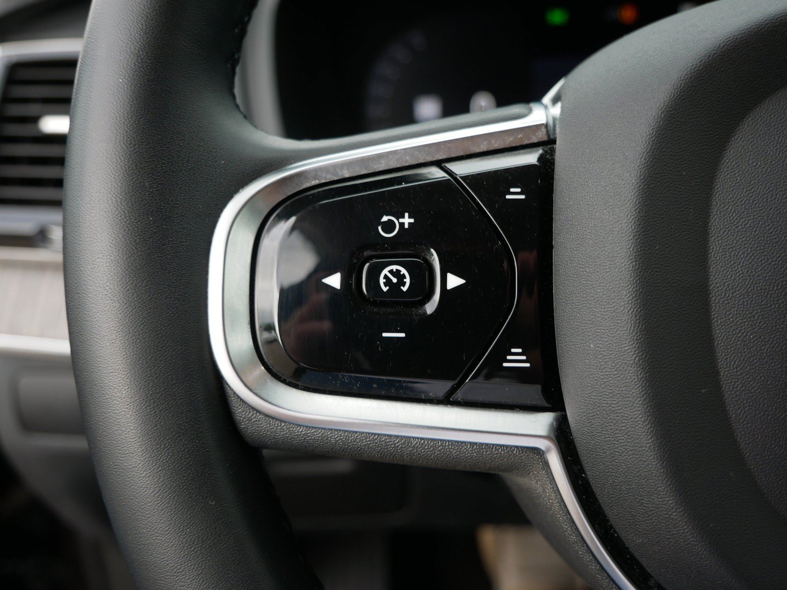 Certified 2023 Volvo XC90 T8 Ultimate w/ Protection Package Premier AWD/4WD image 28