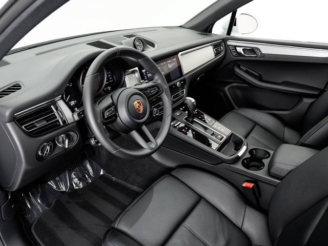 Certified 2026 Porsche Macan AWD/4WD image 4
