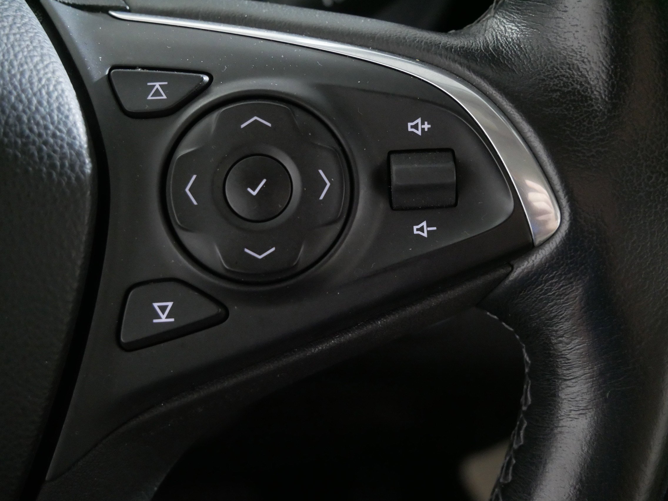 Used 2020 Buick Envision Premium w/ Driver Confidence Package image 29