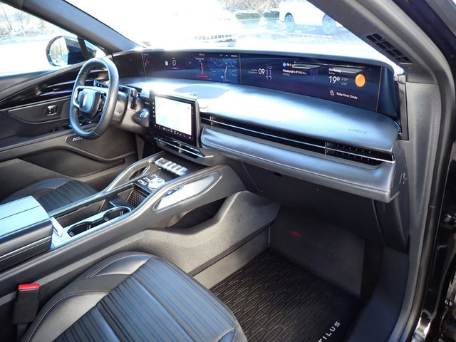 Certified 2025 Lincoln Nautilus Reserve w/ Jet Appearance Package AWD/4WD image 12