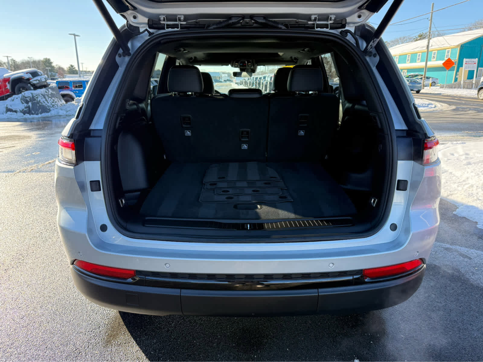 Used 2025 Jeep Grand Cherokee Altitude image 8